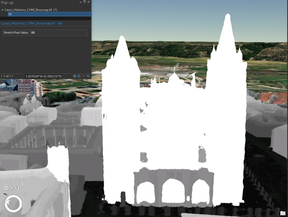 Según Religión digital la torre del norte tiene 65 metros de altura y fue construida en el siglo XIII. Churiguera levantó 18 pies la aguja octogonal que la remata. La torre del sur es del siglo XII y tiene 68 metros.